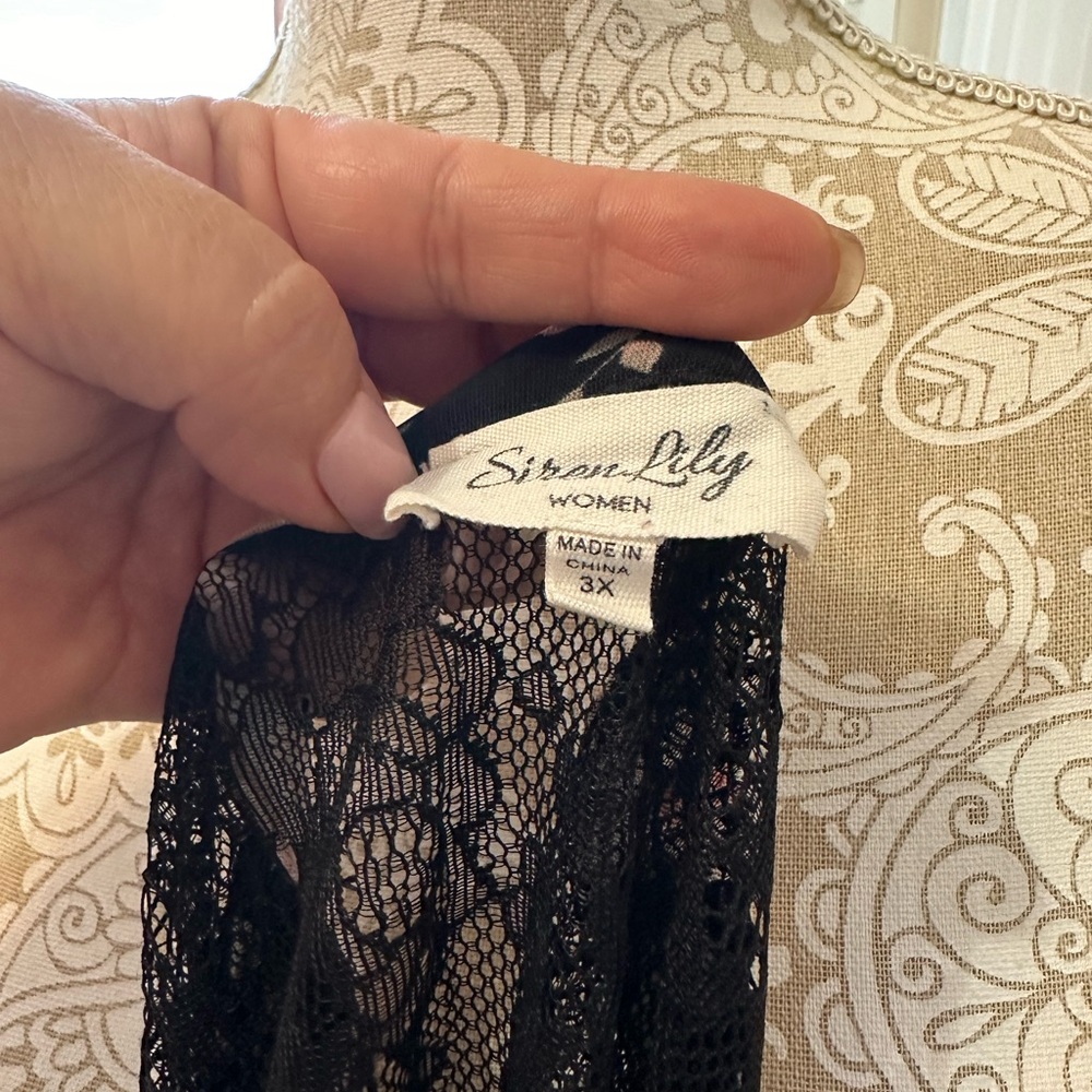 Black, floral blouse with lace. Wear at the office, or date night very versatile - Picture 4 of 4